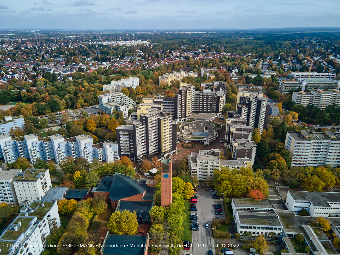 13.10.2022 - Das Marx-Zentrum und Wohnanlage Karl-Marx-Ring 52-62 in Neuperlach